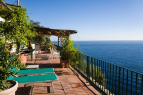 Unique, waterfront Villa la Madonnina for 6, waterfront, pool, parking